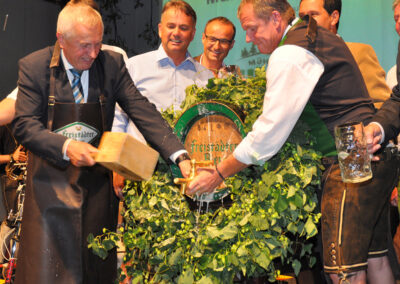 LH-Stv. Franz Hiesl beim Bieranstich auf der Mühlviertler Wiesn 2014